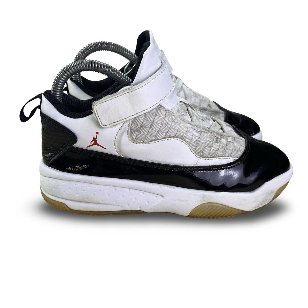 Jordan Max Aura 2 Youth Size 2.5Y Basketball Comfort